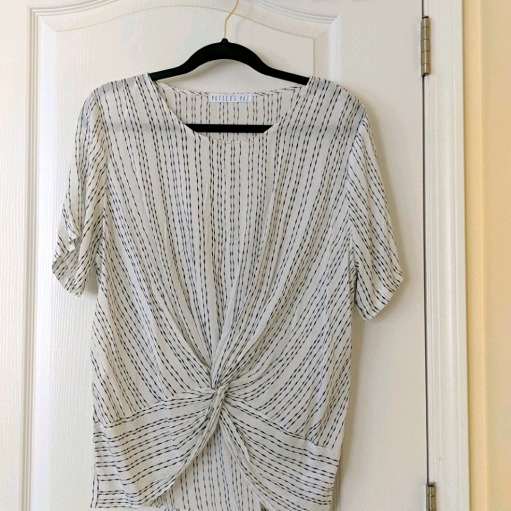White short sleeve blouse with knot detail